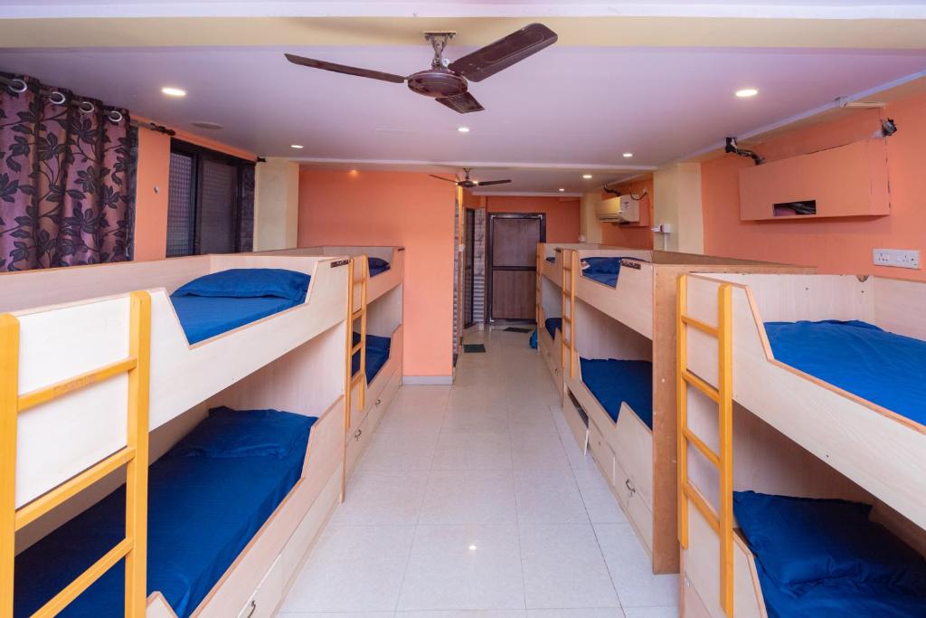 Postel nebo postele na pokoji v ubytování HOTEL AVISHA Residency