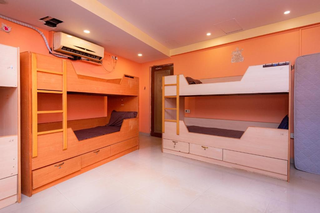 Palanda nebo palandy na pokoji v ubytování HOTEL AVISHA Residency