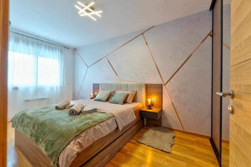 Postel nebo postele na pokoji v ubytování Golden Pine Lux Wellness and Spa
