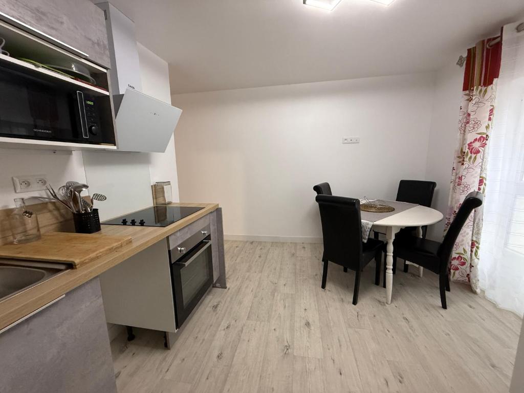 Kuchyň nebo kuchyňský kout v ubytování Comme à la maison