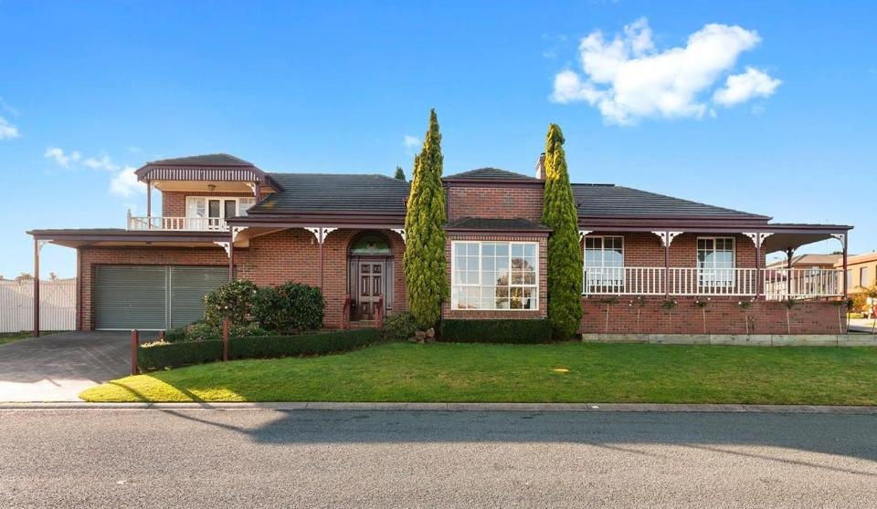 una casa de ladrillo con árboles delante de ella en Federation Style 4 bedroom House with Ocean View, en Lakes Entrance