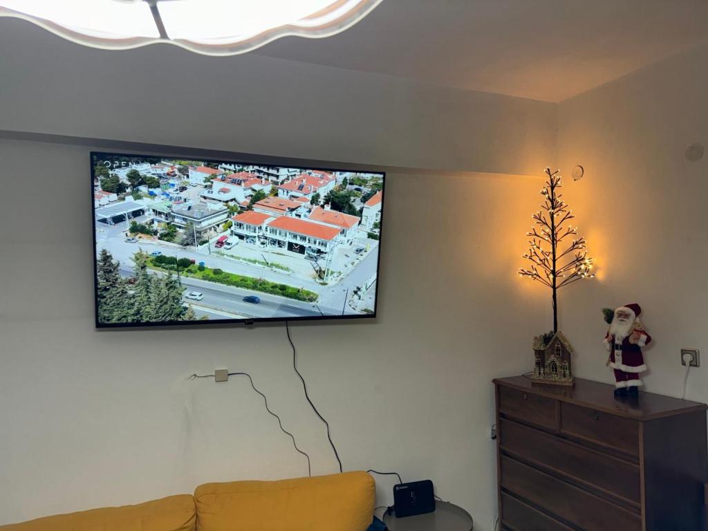 TV a/nebo společenská místnost v ubytování Το σπίτι της πλατείας