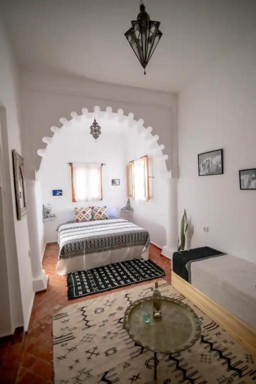 Una cama o camas en una habitación de Dar YAMINA SUIKA