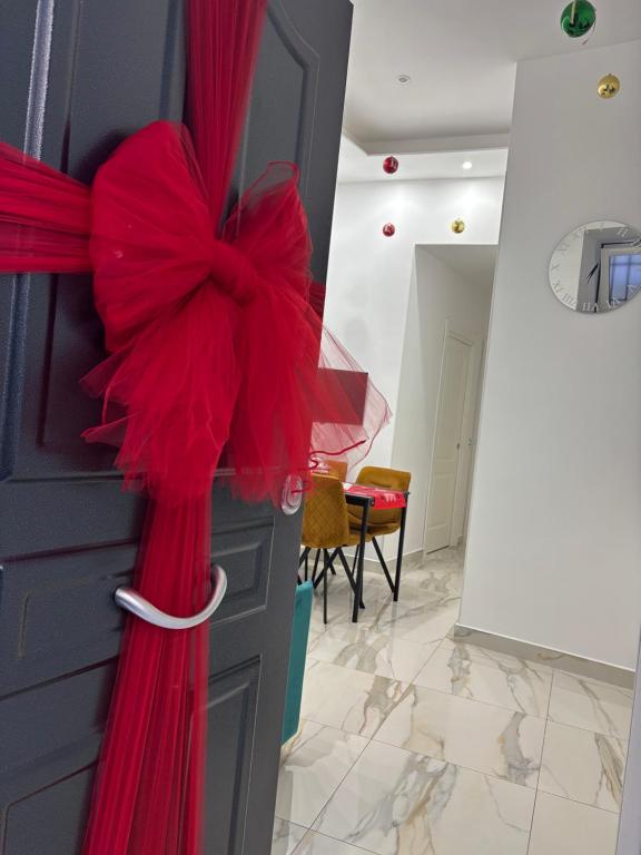 un fiocco rosso legato intorno alla porta di una stanza di Sasy Home a Napoli