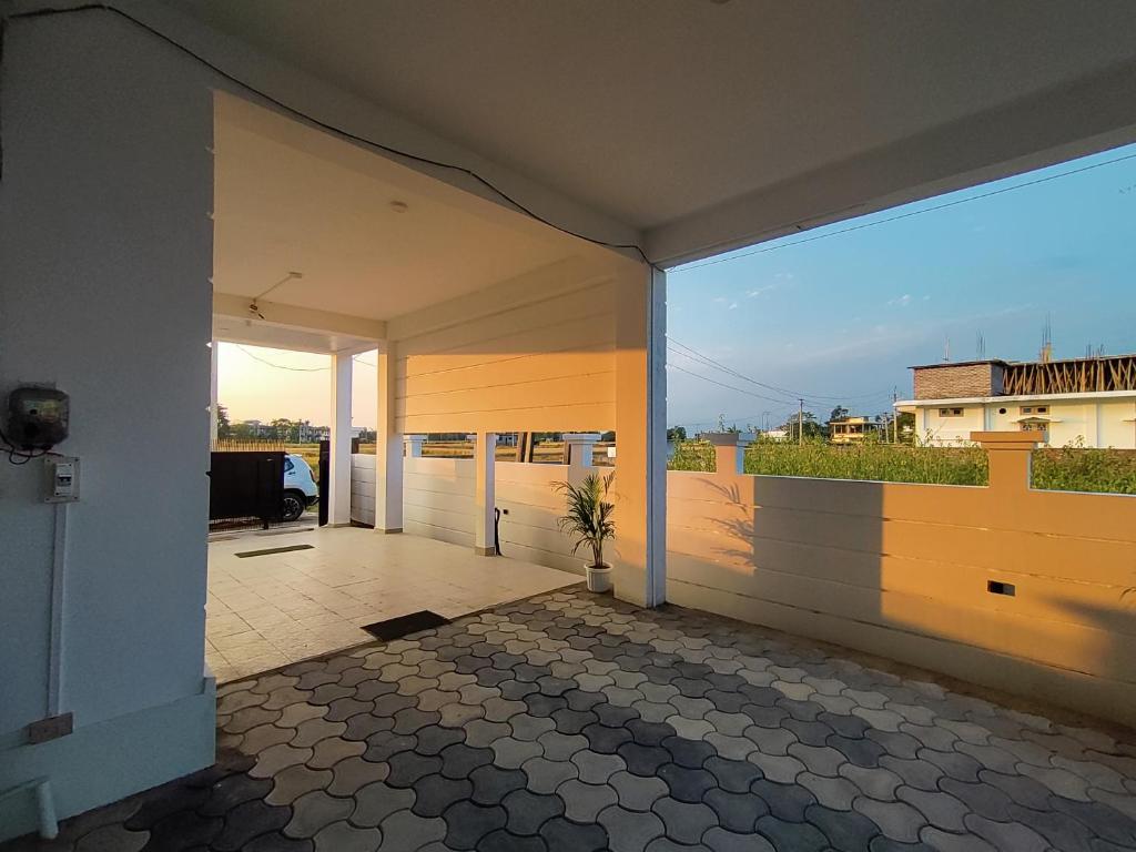 TezpurSaya's Abode - Railview Suites的空房子,享有阳台的景色