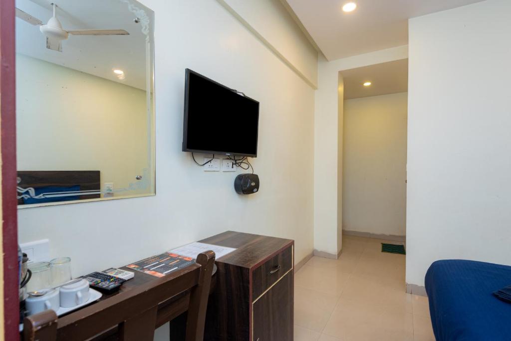 TV a/nebo společenská místnost v ubytování HOTEL AVISHA Residency