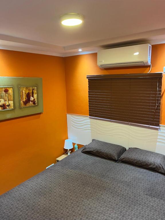 Postel nebo postele na pokoji v ubytování Apartments on Smelyanski 37