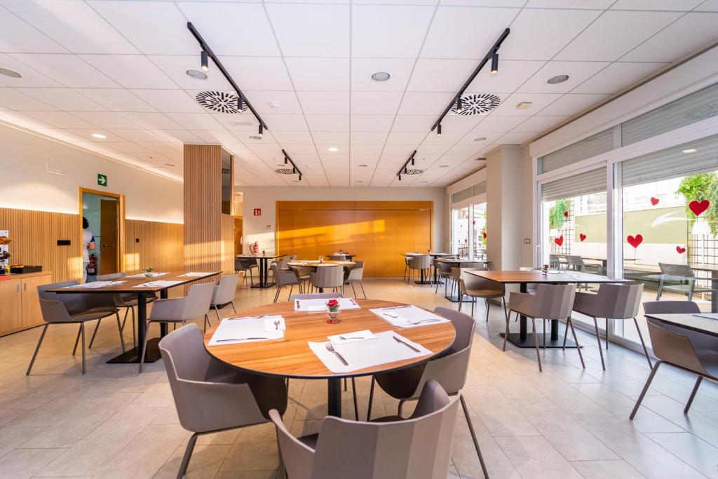 Restaurace v ubytování Vistamar Colors Boutique Luxury Apartments By DLV -Adults Only-