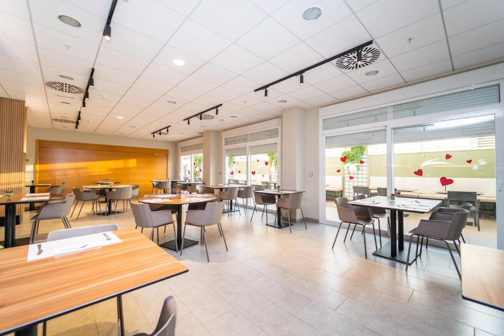 Restaurace v ubytování Vistamar Colors Boutique Luxury Apartments By DLV -Adults Only-