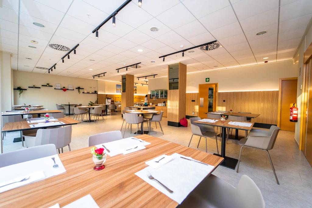 Restaurace v ubytování Vistamar Colors Boutique Luxury Apartments By DLV -Adults Only-