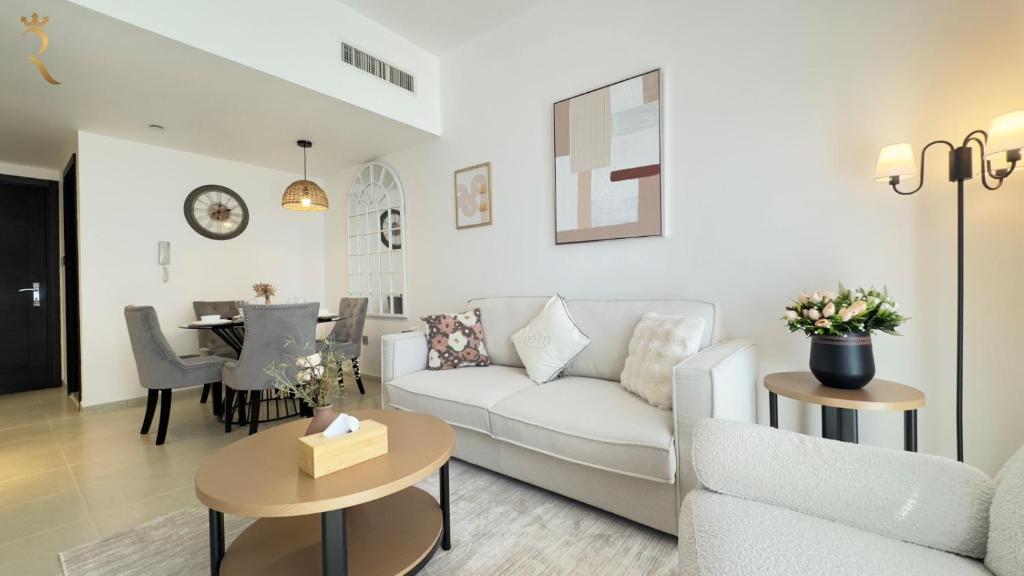 Posezení v ubytování Trendy 1BR in Mangrove Place for 3 Guests in Al Reem