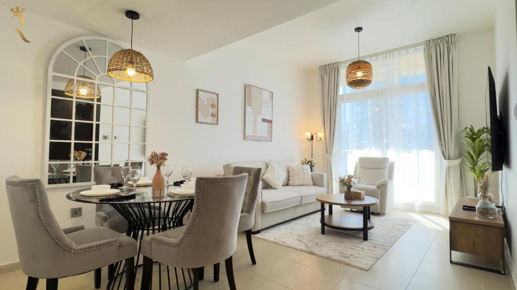 Posezení v ubytování Trendy 1BR in Mangrove Place for 3 Guests in Al Reem