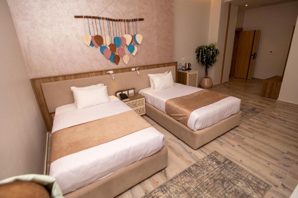 Postel nebo postele na pokoji v ubytování Jewel Alfustat Hotel