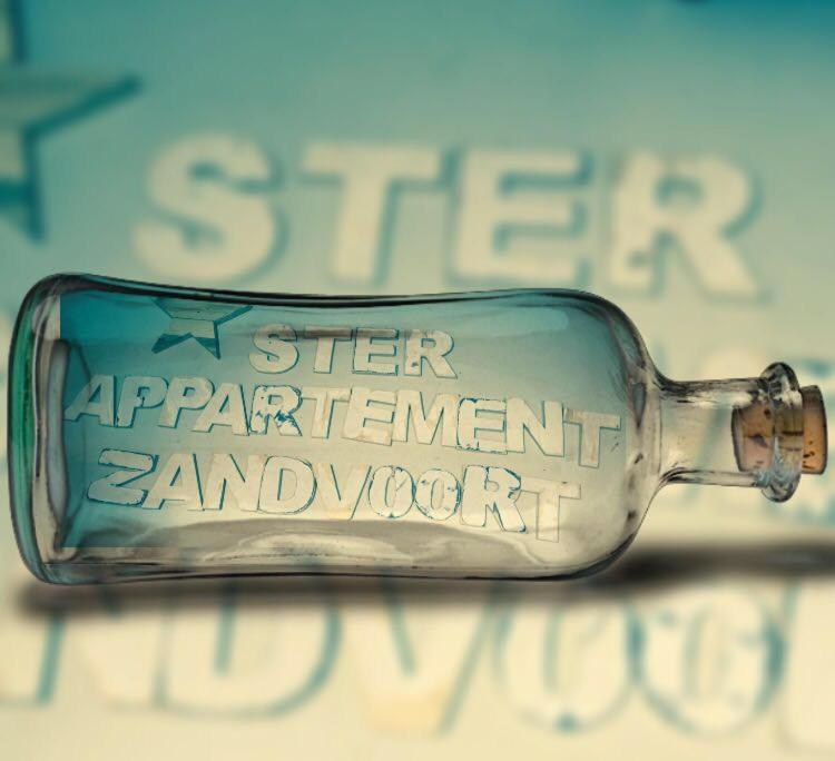 une bouteille de verre assise au-dessus d'une table dans l'établissement SteR Appartement Zandvoort, à Zandvoort
