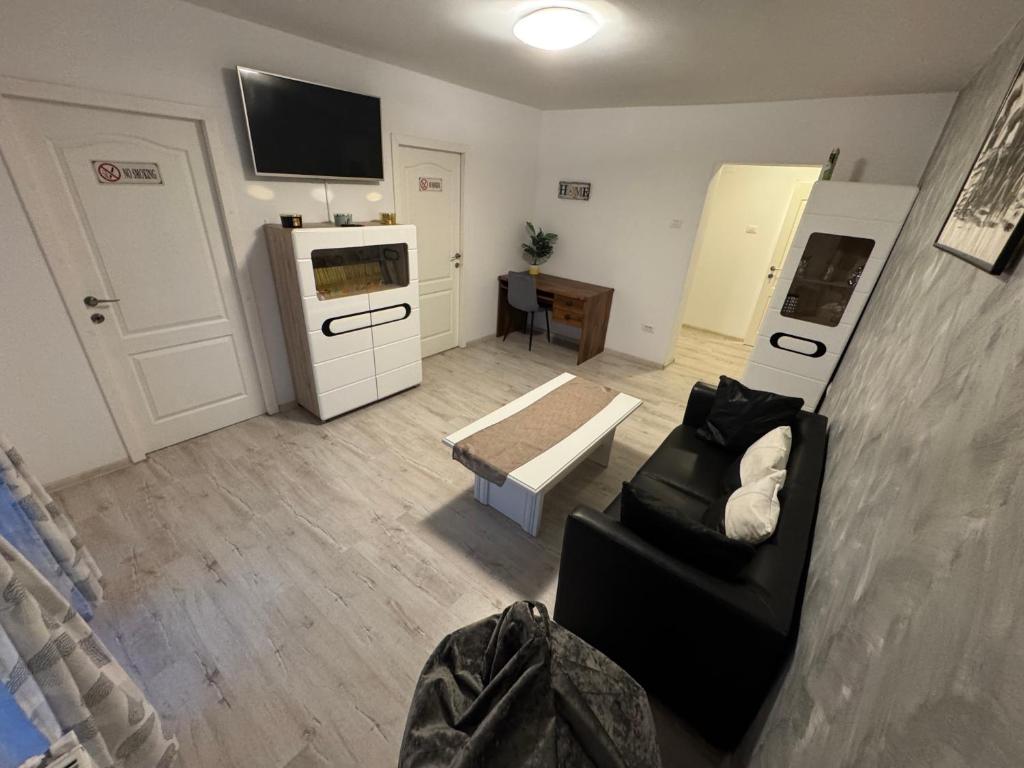 a living room with a couch and a table at Apartament Ultracentral Modern 1 Pitesti in Piteşti