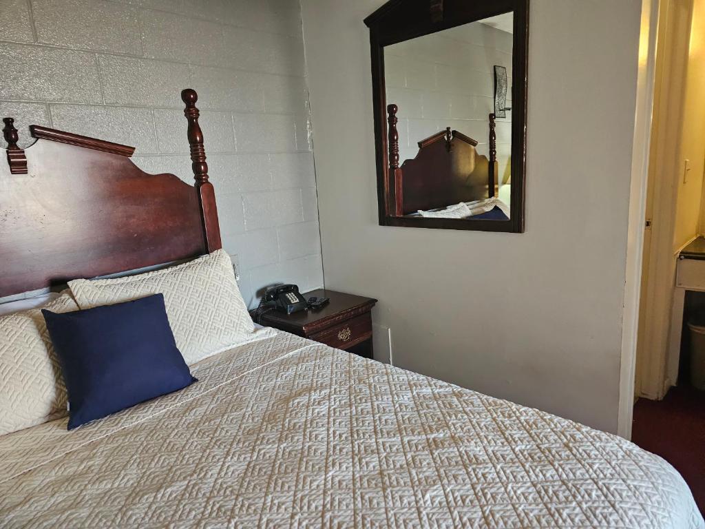 Knights Inn Fairview - Queen Room With Two Queen Beds - Non-Smoking