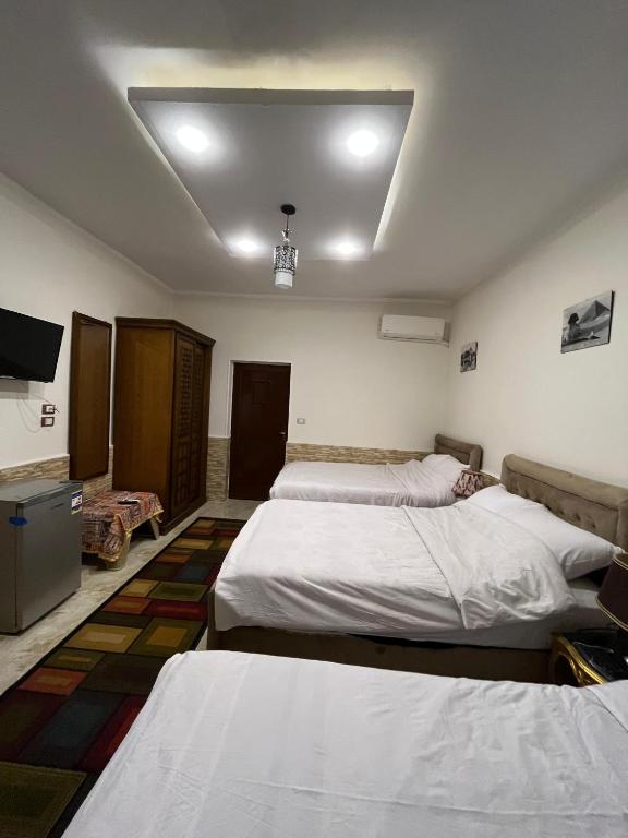 เตียงในห้องที่ FAMILY HOUSE of ISIS
