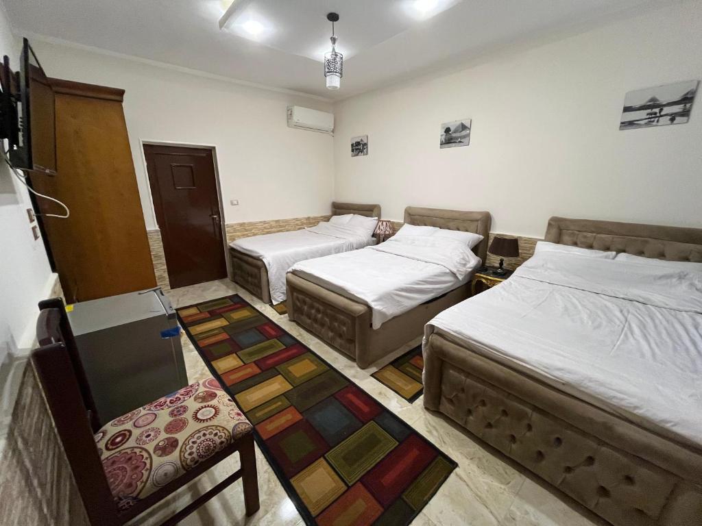 เตียงในห้องที่ FAMILY HOUSE of ISIS