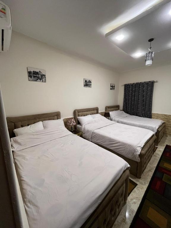 เตียงในห้องที่ FAMILY HOUSE of ISIS