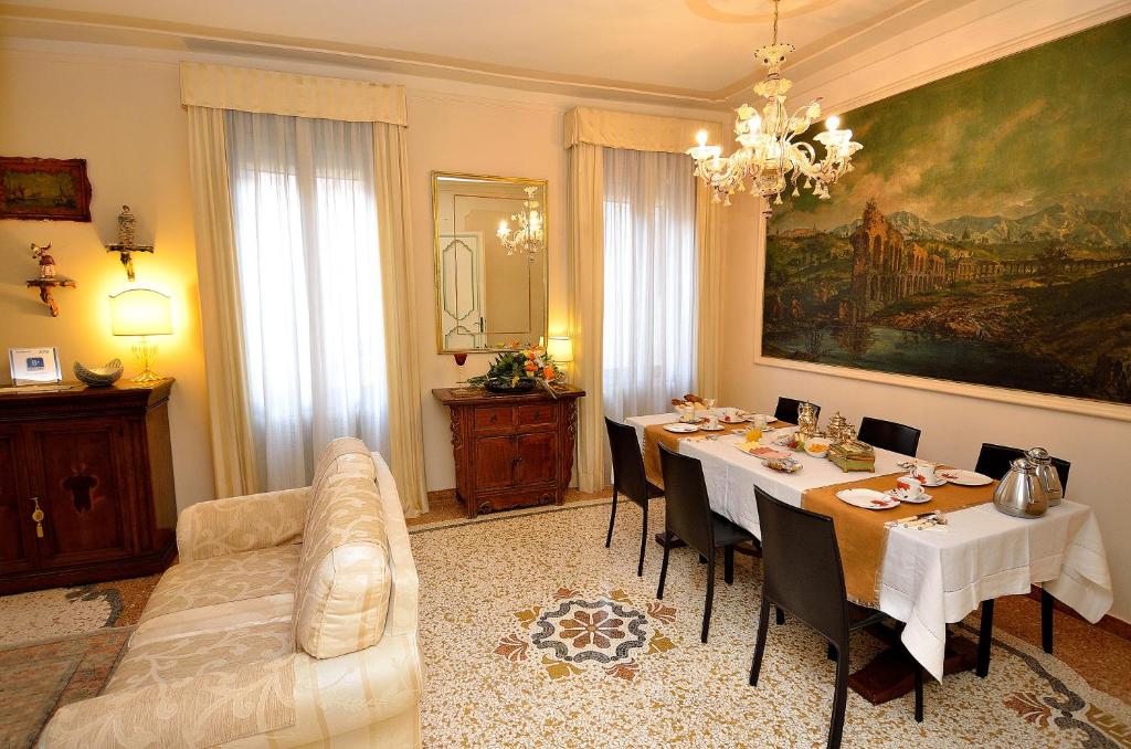a living room with a table and a couch at B&B Cà Del Modena in Venice
