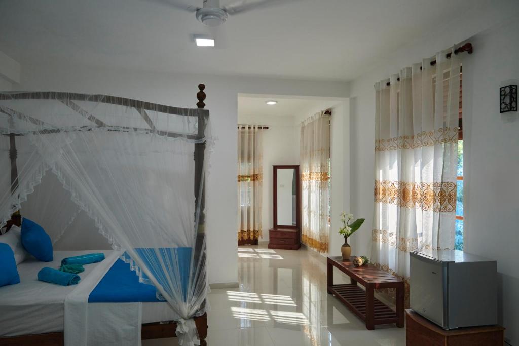 Postel nebo postele na pokoji v ubytování Azure Resort Mirissa