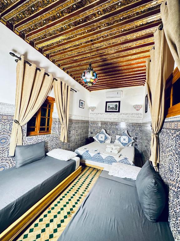 Postel nebo postele na pokoji v ubytování Riad Le Petit Patrimoine De Fés