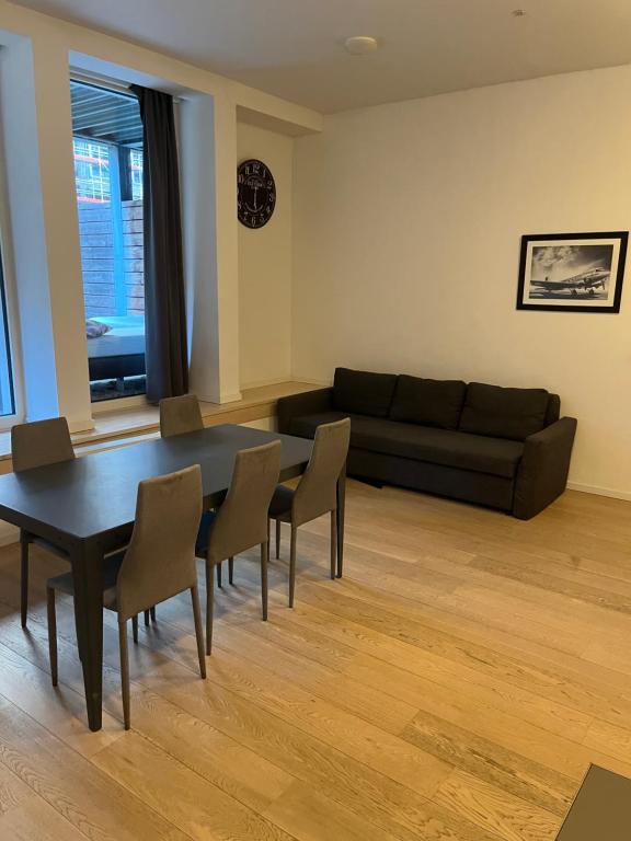 un salon avec une table, des chaises et un canapé dans l'établissement Brussels center flat, à Bruxelles