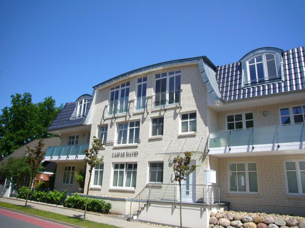 un edificio de apartamentos con techo de gambrel en strandnahe FeWos mit 2 Schlafzimmern und Terrasse oder Balkon, Caspar David, Binz, en Binz