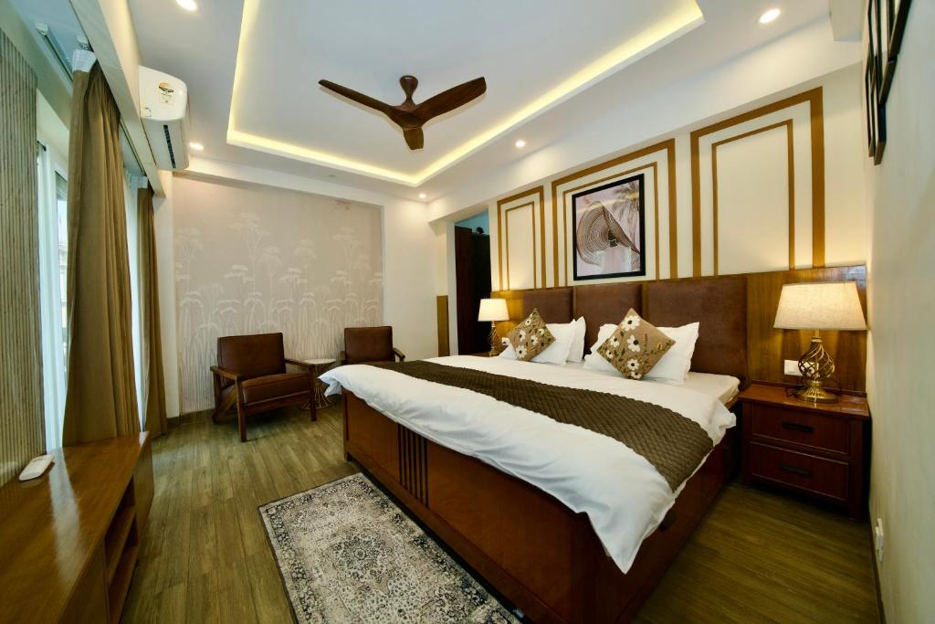 a bedroom with a large bed in a room at Tranquil Trails- Holiday Homes-Dehradun in Dehradun