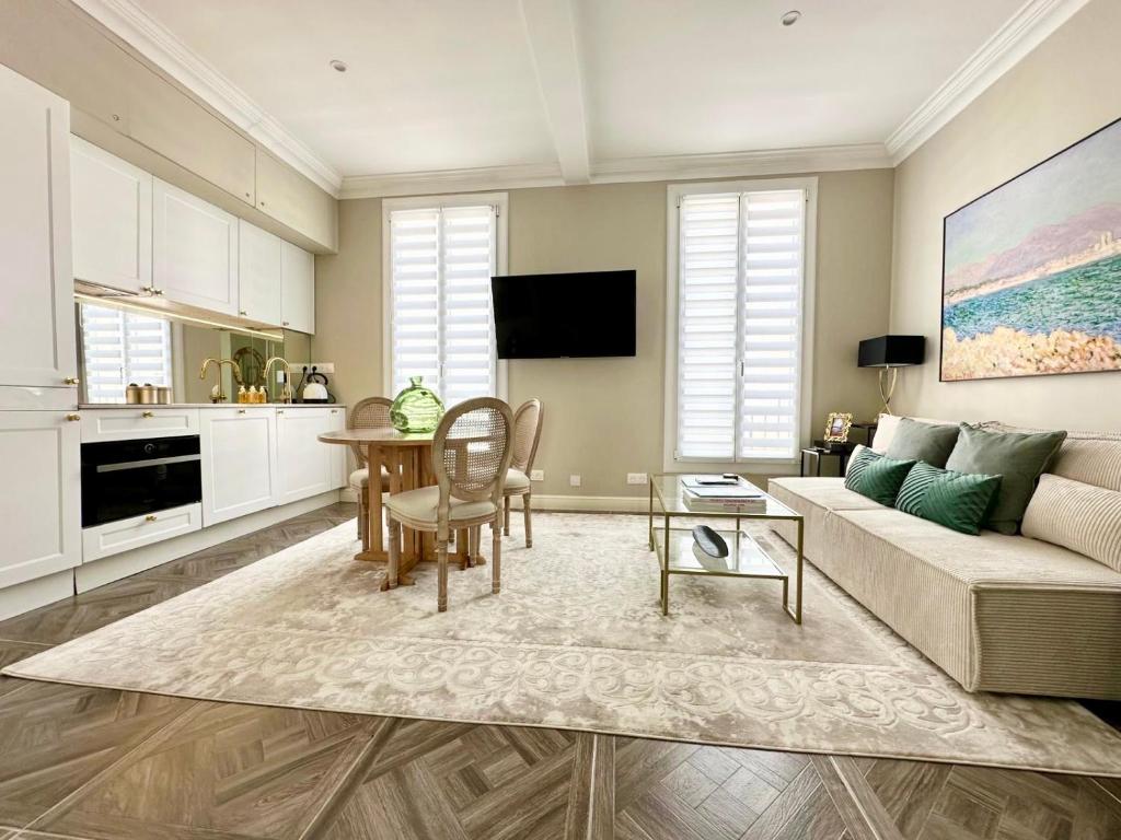 un salon avec un canapé et une table dans l'établissement Magnifique 1 Chambres Plein Centre Juan les Pins 50m des Plages, à Antibes