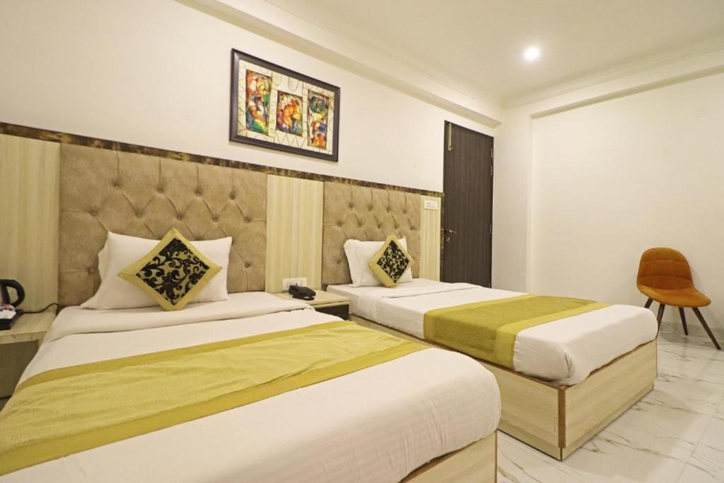 Postel nebo postele na pokoji v ubytování Hotel Almora Sky Near By Delhi International Airport with - Free Airport Pickup and Drop