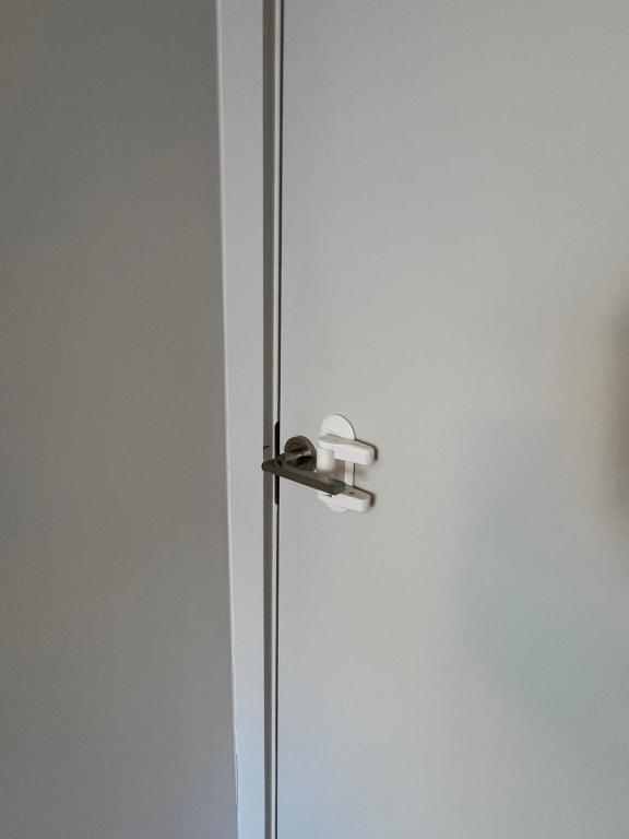 ducha con puerta de cristal con perilla en Spacious shared apartment with private Bathroom Dublin, en Lucan