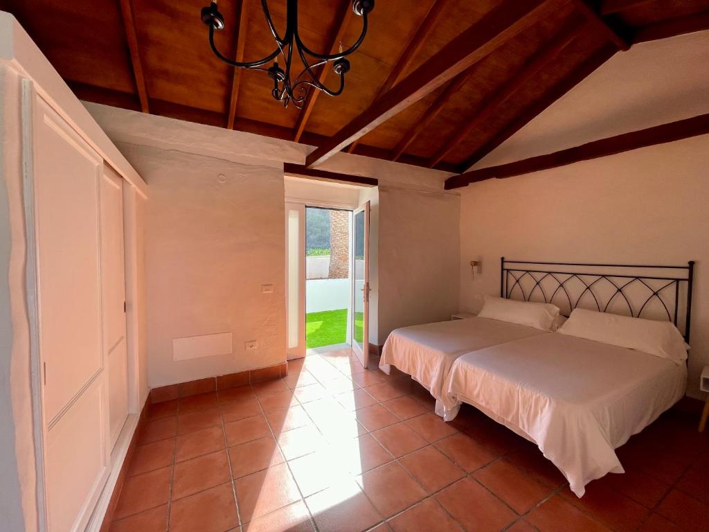 um quarto com uma cama e uma janela grande em Hotel El Patio em Garachico