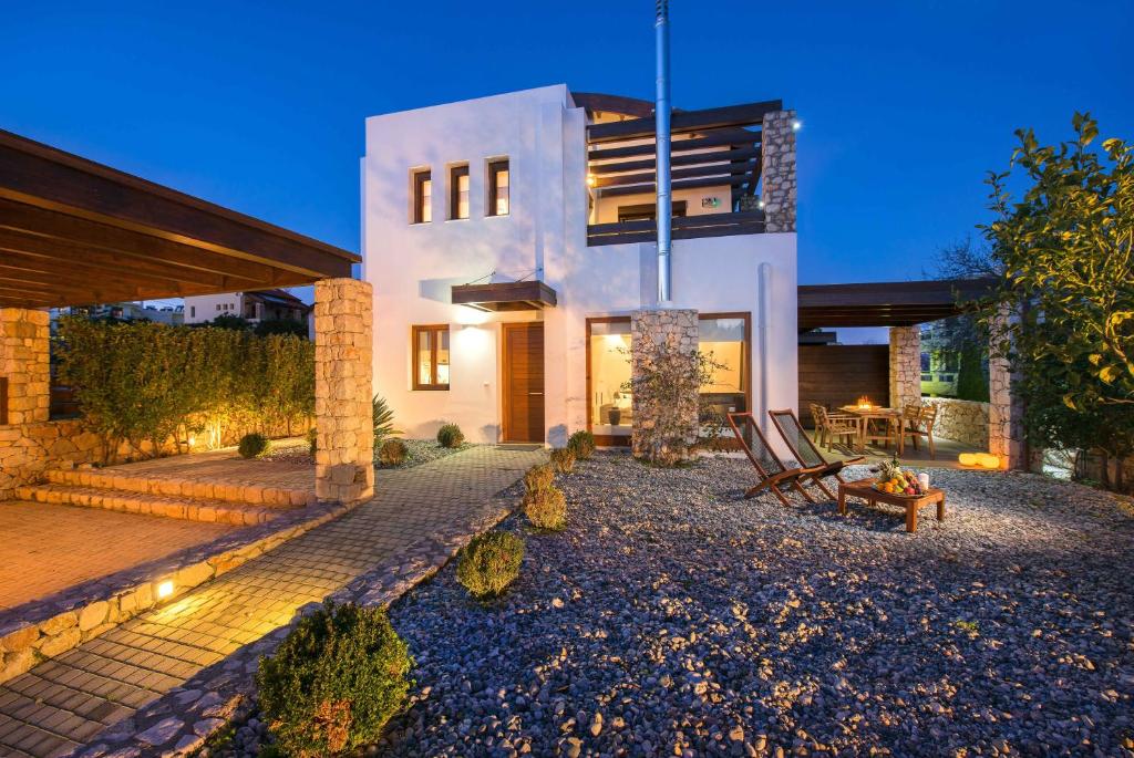 een huis met een patio ervoor bij Katerina Boutique Villa in Rhodos-stad