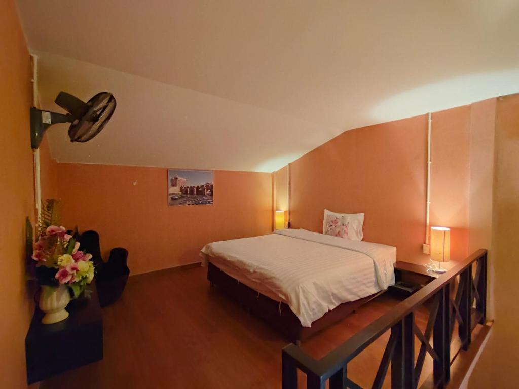 Postel nebo postele na pokoji v ubytování Retro Box Hotel Chumphon