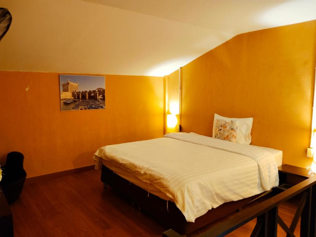Postel nebo postele na pokoji v ubytování Retro Box Hotel Chumphon