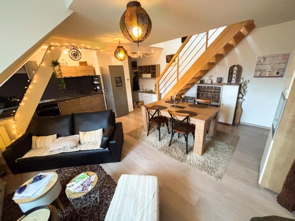 un salon avec un canapé et une table dans l'établissement Le Petit Roswag - Parking Gratuit - Proche Gare - Commerces à proximité, à Sélestat