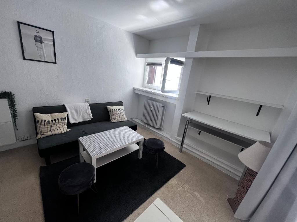 un salon avec un canapé et une table dans l'établissement T1 en face de la Timone, à Marseille