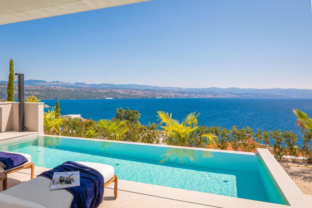 een villa met een zwembad en uitzicht op de oceaan bij Heaven Apartment with swimming pool in Opatija