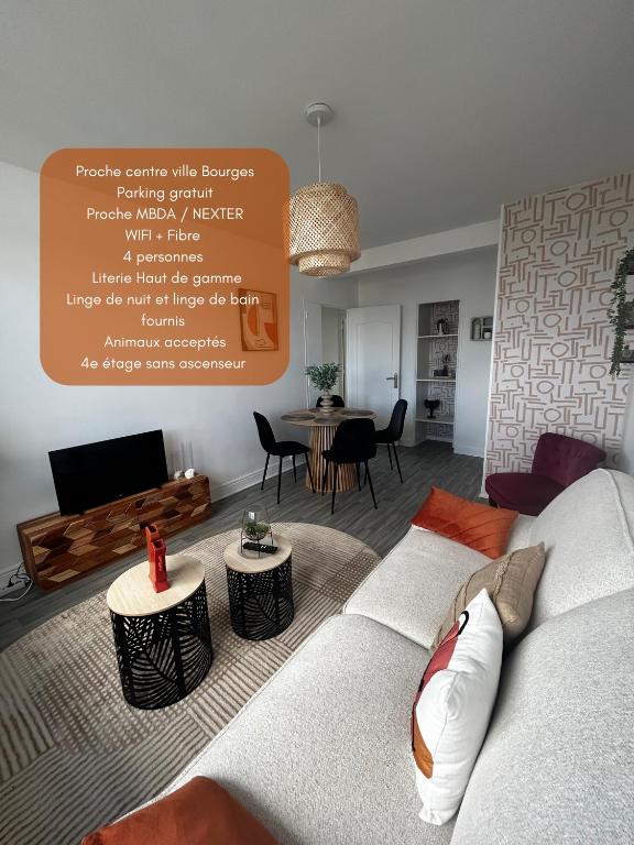 un salon avec un canapé et une table dans l'établissement Appartement La Perle Urbaine, à Bourges