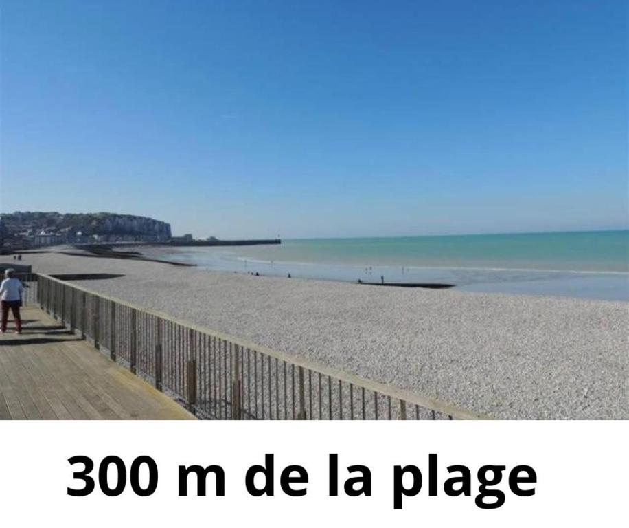 Fotografia z galérie ubytovania CAPRICES DE PLAGE Chambre grand lit double avec balnéo et beau balcon, vue panoramique, 300 mètres plage Mers les Bains Le Treport petit dejeuner servi en chambre en option v destinácii Mers-les-Bains