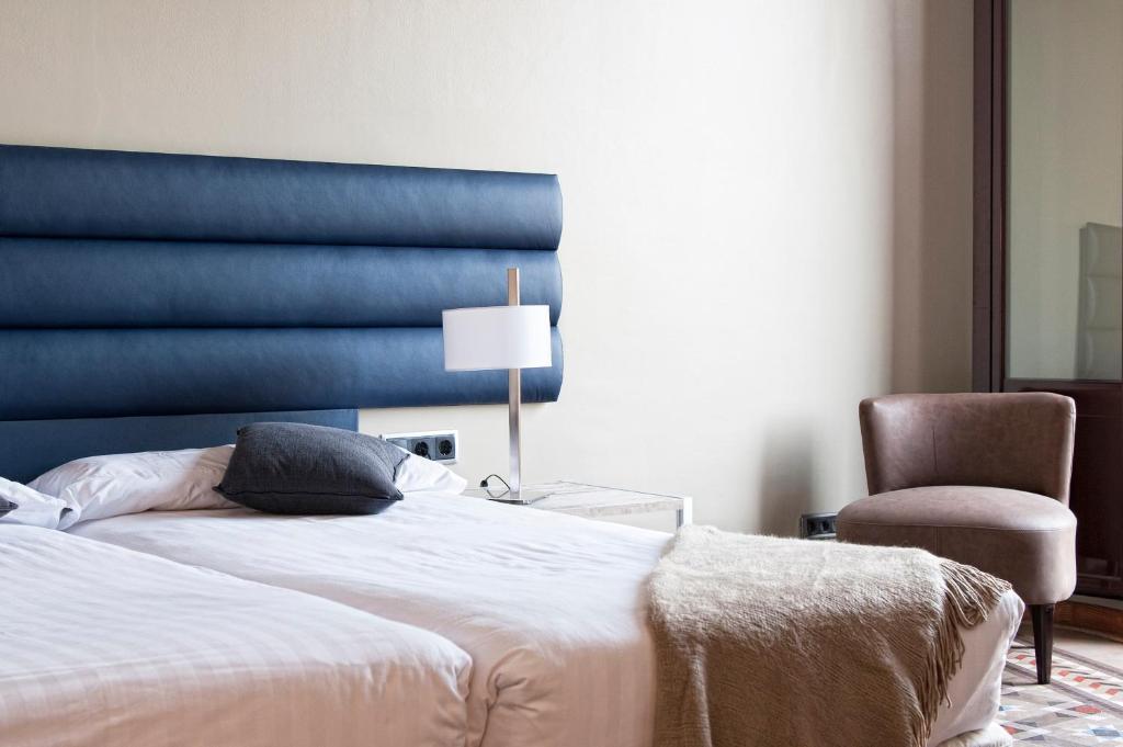A bed or beds in a room at MH Apartments Tetuan