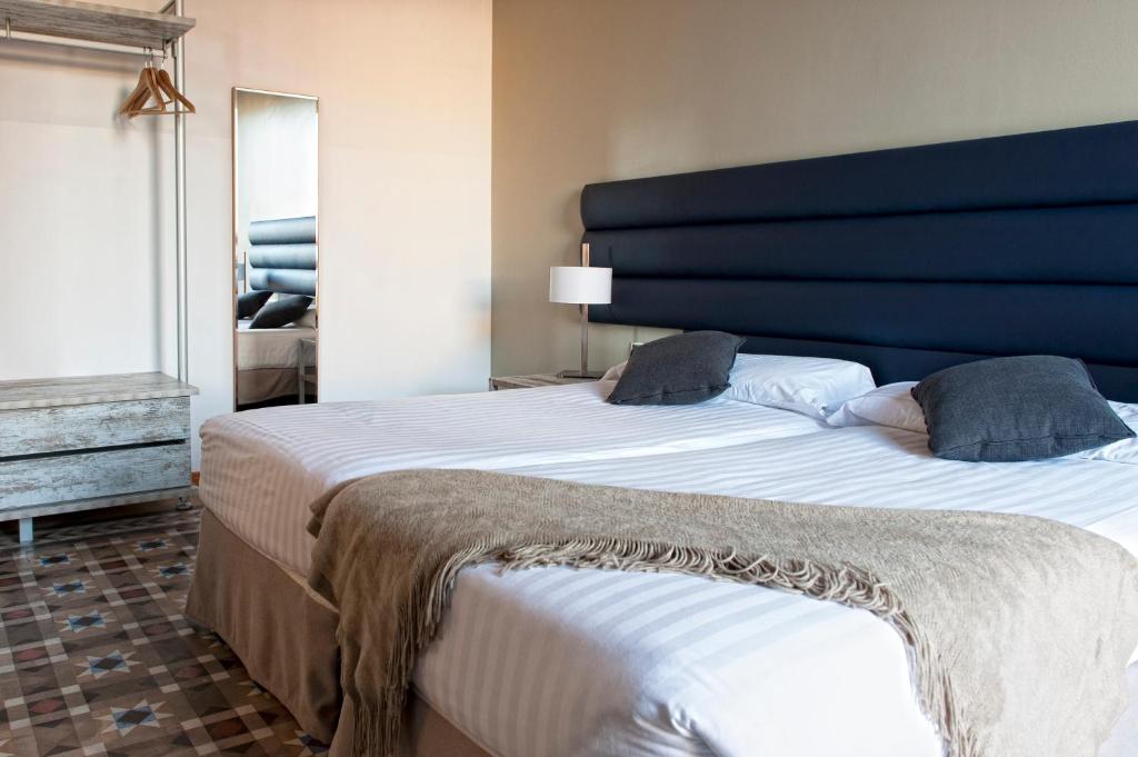 A bed or beds in a room at MH Apartments Tetuan
