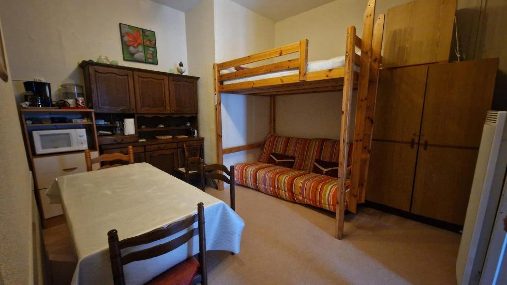 Cette chambre dispose d'une table à manger et de lits superposés. dans l'établissement Cauterets, à Cauterets