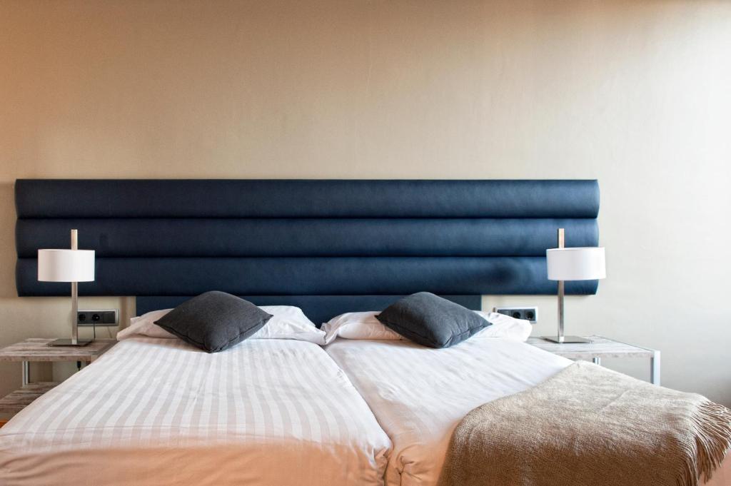 A bed or beds in a room at MH Apartments Tetuan