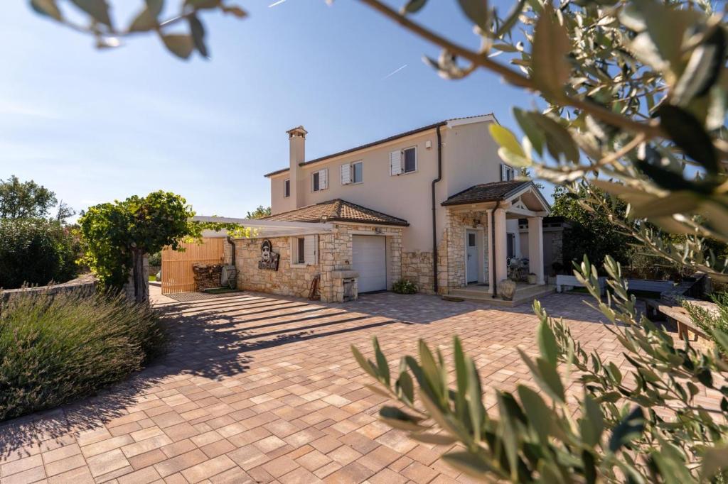 una vista exterior de una casa con entrada de ladrillo en Villa Emely, en Gradina