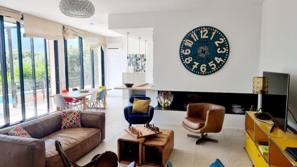 Fotografie z fotogalerie ubytování Maison moderne avec piscine centre Corse v Corte