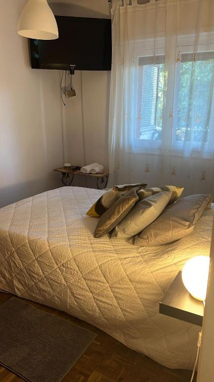 Postel nebo postele na pokoji v ubytování Habitación Ada Madrid
