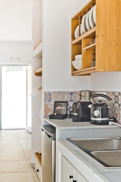 Kuchyň nebo kuchyňský kout v ubytování Agnantema luxury suites