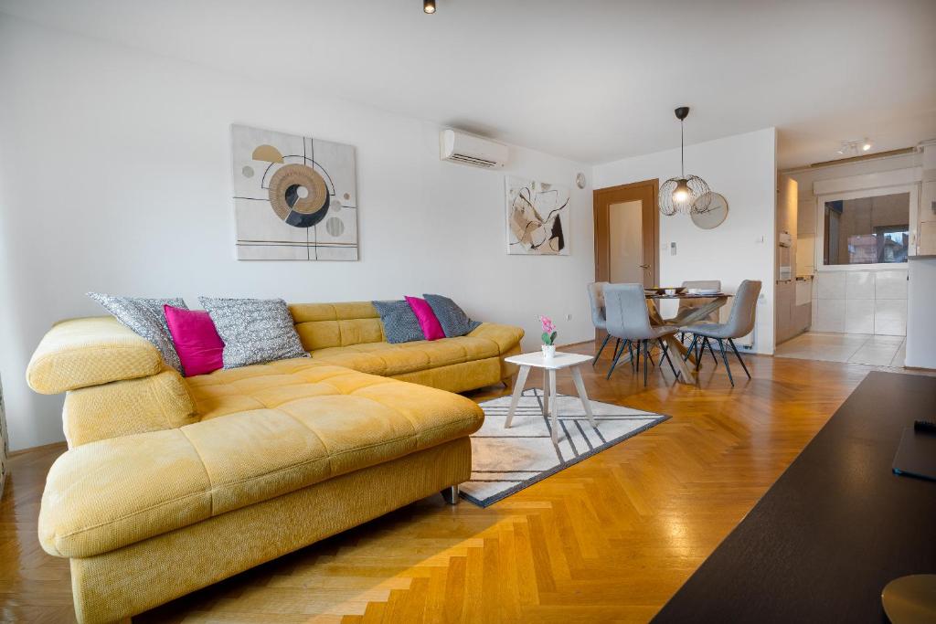 Flexible SelfCheckIns Zagreb 290 - 2 Bedroom Apartment - Garage - WiFi - Keybox Entry